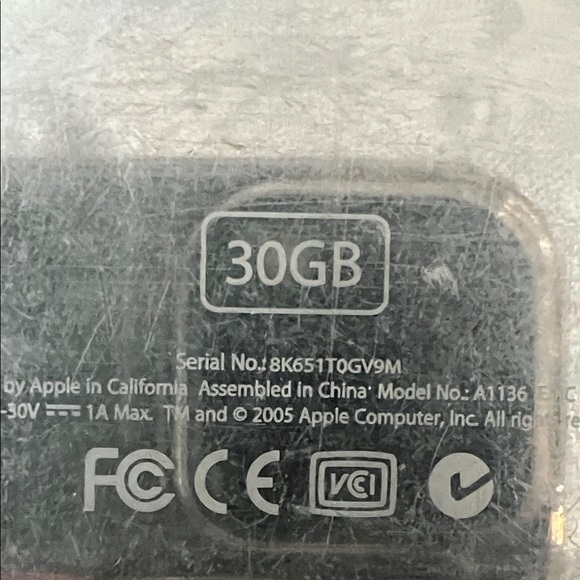 Apple 5th Gen IPod. 30GB model A1136 - Picture 5 of 6